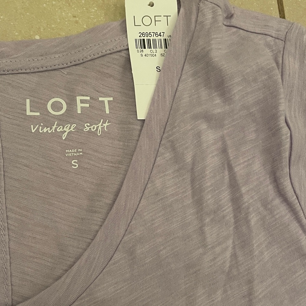 LOFT Women's Light T-shirt Purple Short Sleeve Rounded Hem Scoop Neck size S New - Picture 2 of 5